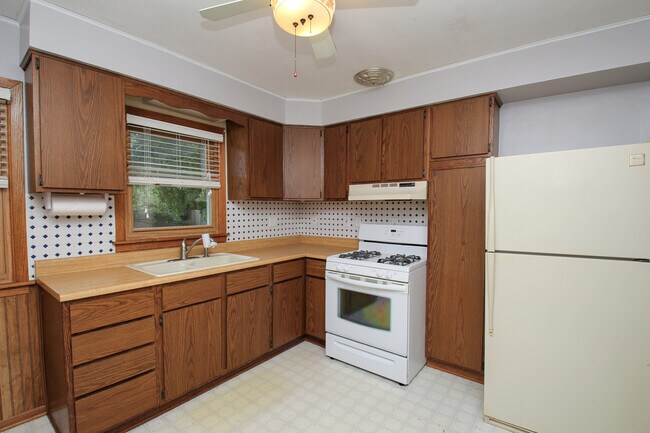 Kitchen - Gas Stove - 3645 Richard St