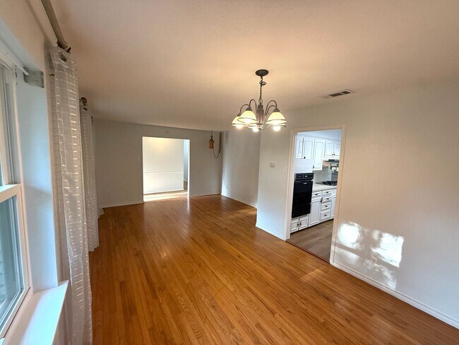Building Photo - 835 Hill City Dr