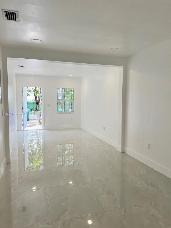 Foto del edificio - 1717 NW 15th Street Rd