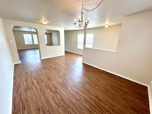 Building Photo - **MOVE IN SPECIAL** 4 Bedroom 2.5 Bath Hom...