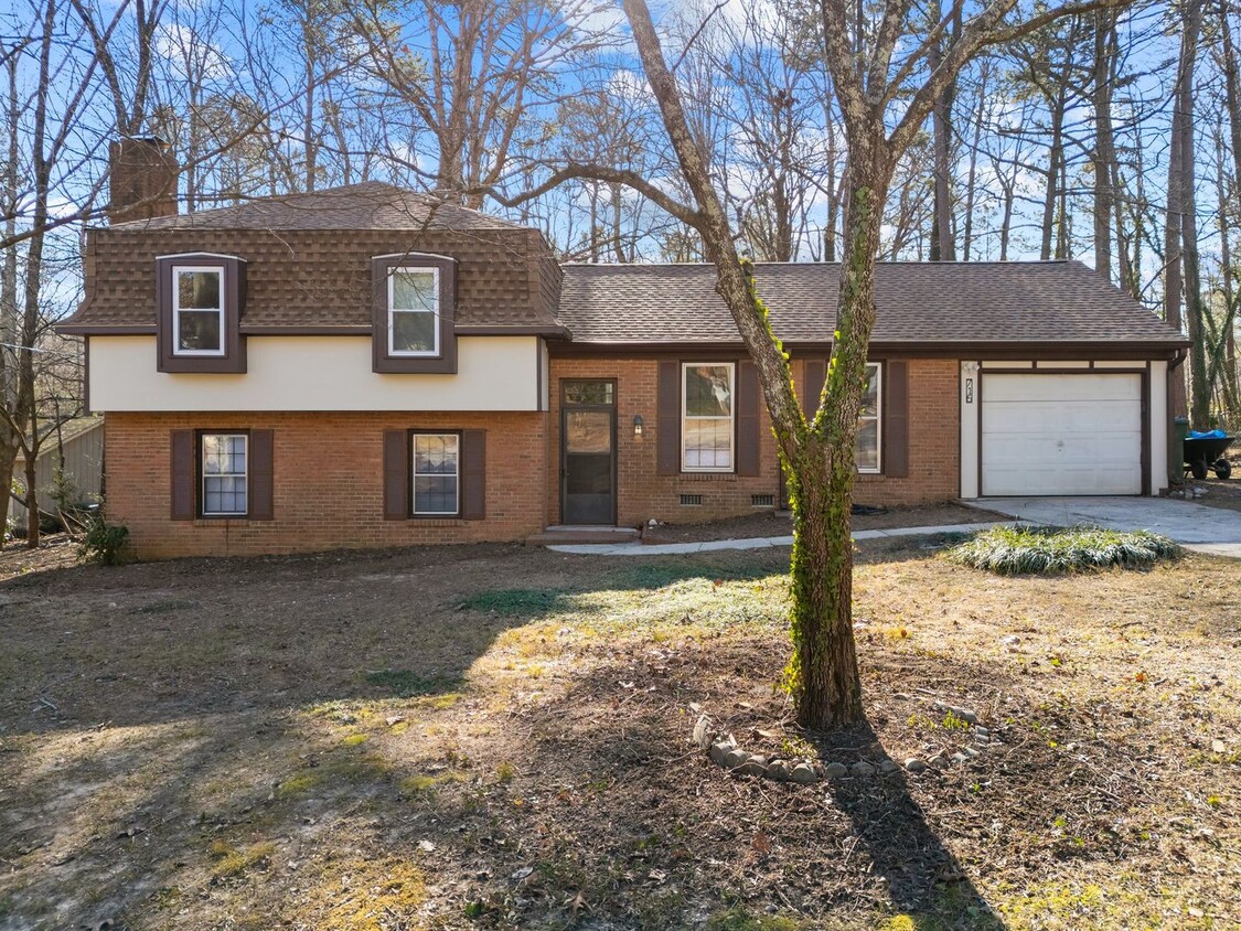 Foto principal - Gorgeous Updated 3BD Split-Level Ranch Hom...