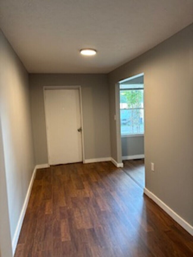 Foto del edificio - 3 BR Triplex in Martinsville