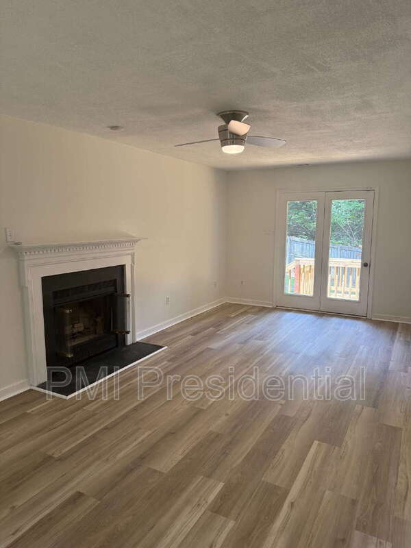 Foto del edificio - 3912 Sherwood Forest Terrace