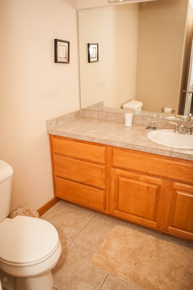 Building Photo - 4 Bedroom Townhome in South Richland