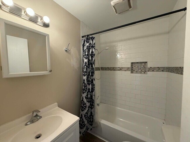 Building Photo - 605/607 SE 13th Ter