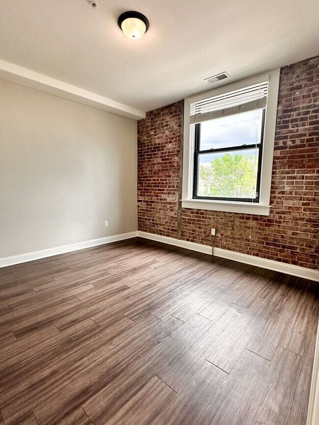 Building Photo - Emhardt Apartments