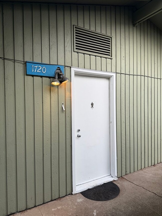 Building Photo - Updated 2 bedroom 1 bath duplex in Eugene!