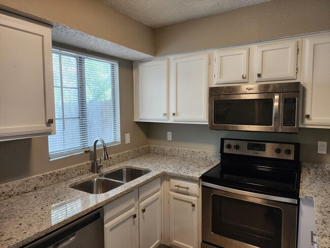 Building Photo - 2195 Aspen Dr