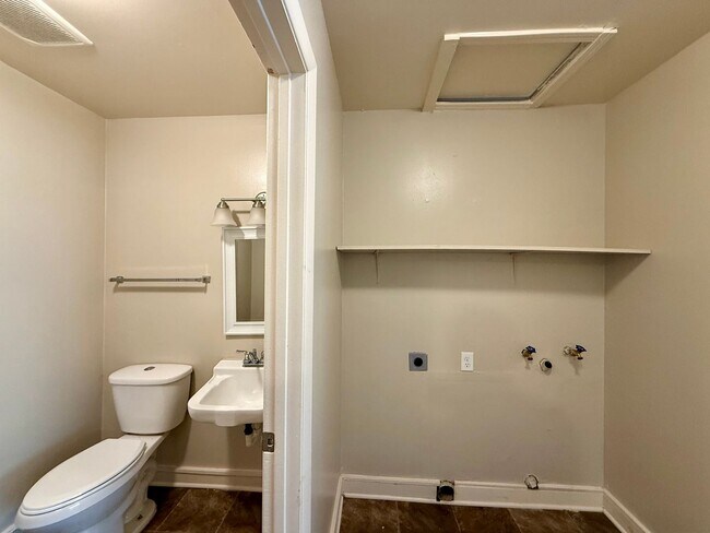 Building Photo - 2424 W Savannah St