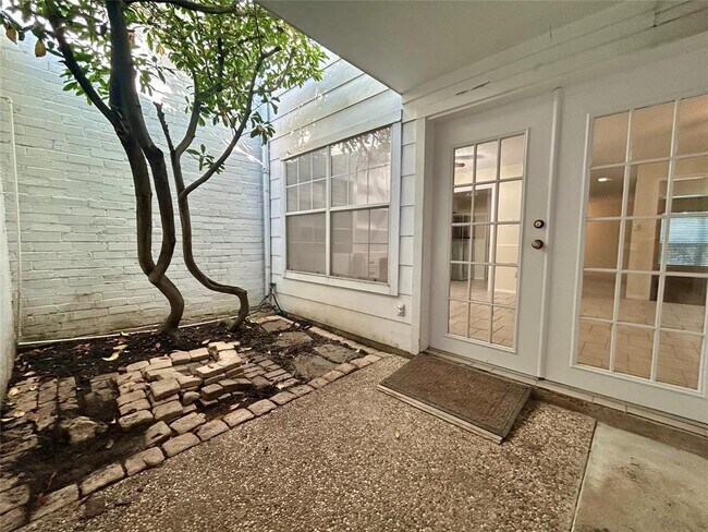 Building Photo - 2456 Country Club Dr