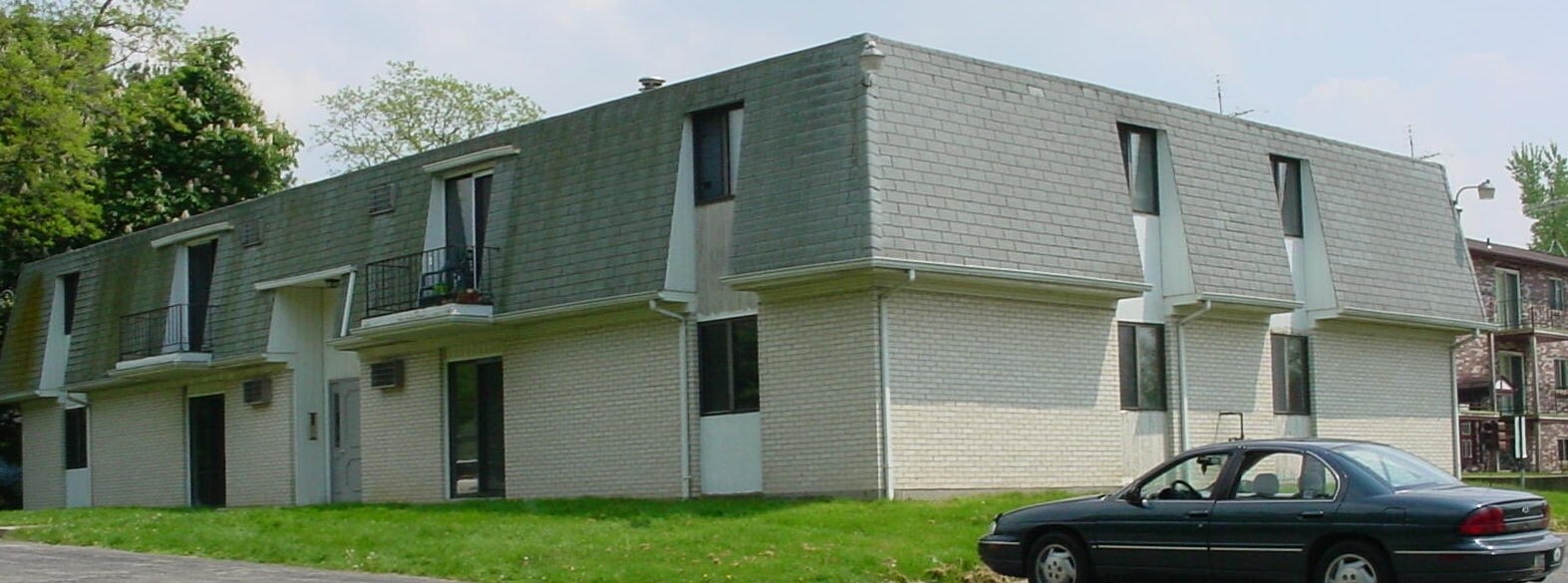 395 N Mecca St Cortland, OH 44410 – photo 2