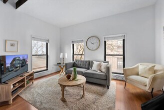 Building Photo - 964 Pavilion St