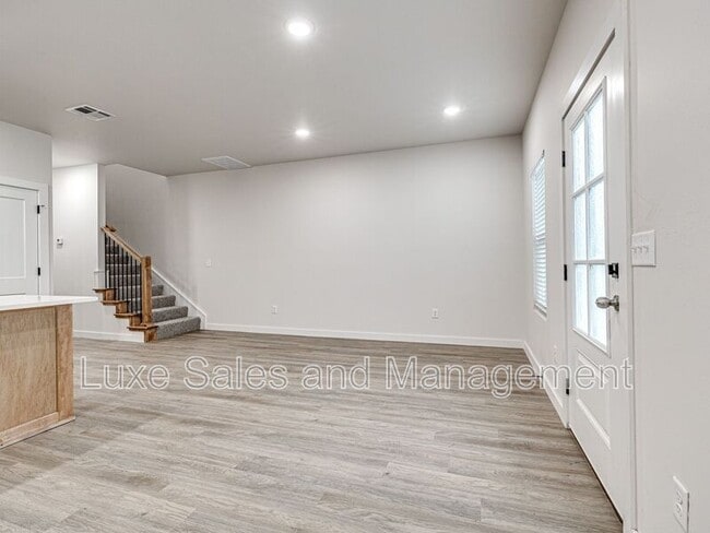 Building Photo - 614 W 2nd St