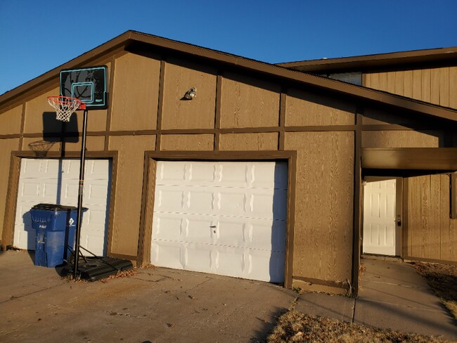 Building Photo - 1616 E Fortuna St