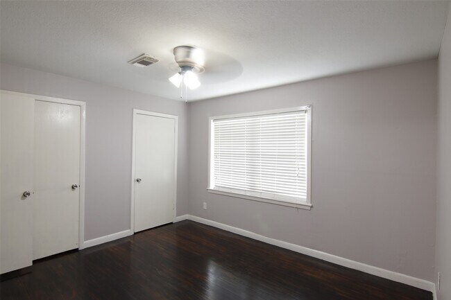 Foto del edificio - 7941 Longridge Dr