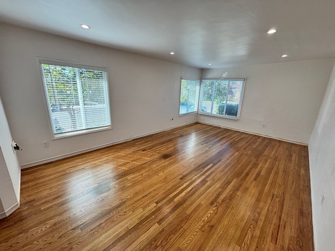 Spacious 3BR, 2Bath House Oakland | $3500 | Newly Remodeled | Se Habla Español - Spacious 3BR, 2Bath House Oakland | $35=00 | Newly Remodeled | Se Habla Español