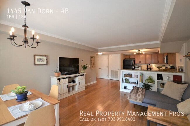 Building Photo - Gorgeous Garden Condo- Huge Private Patio!