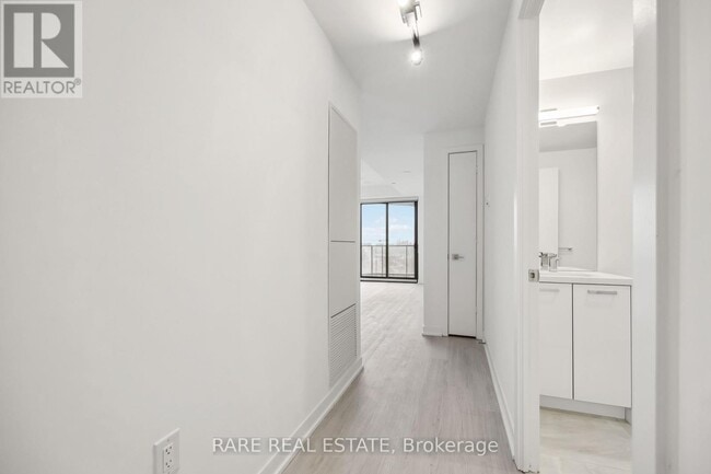 Building Photo - 195 McCaul St