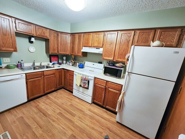 Building Photo - West Side + Fenced-in Yard + Attached 1-Ca...