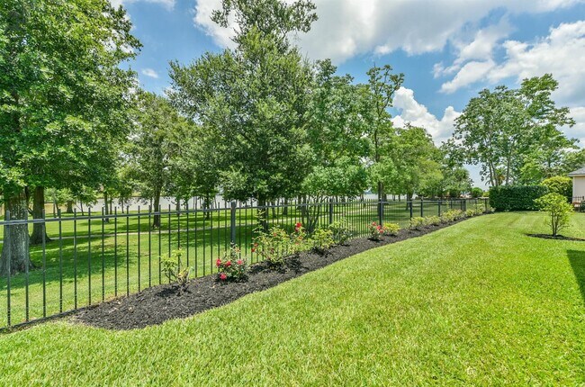 Foto del edificio - 15914 Cedar Shores Ln