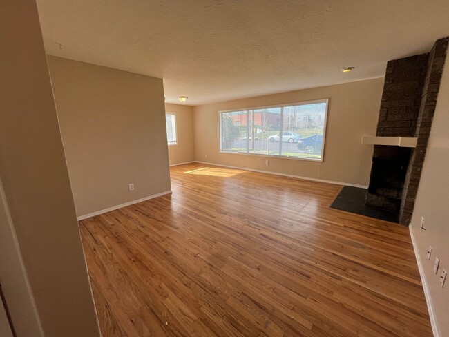 Building Photo - Wonderful Refurbished home in Concordia Ne...