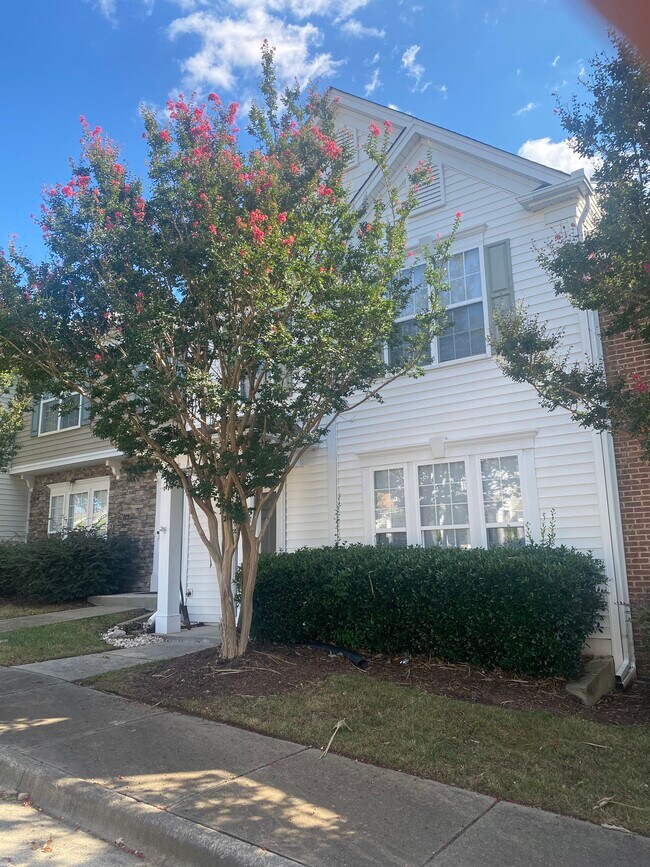 Building Photo - 412 Walnut Woods Dr