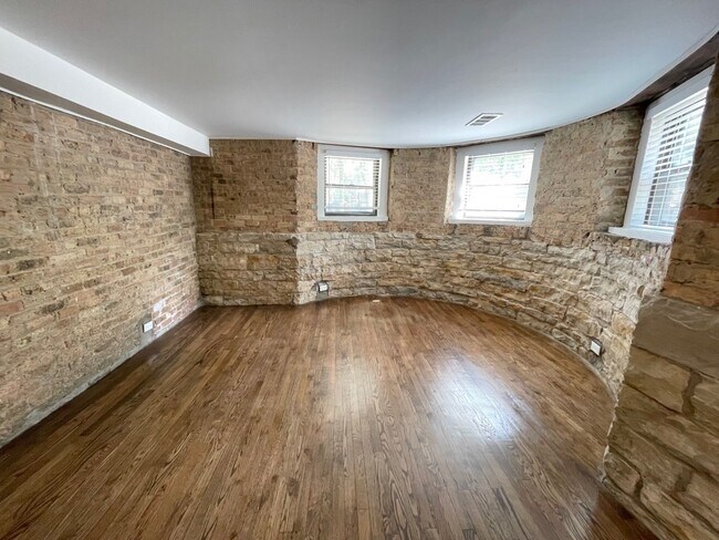 Building Photo - 668 W Roscoe St