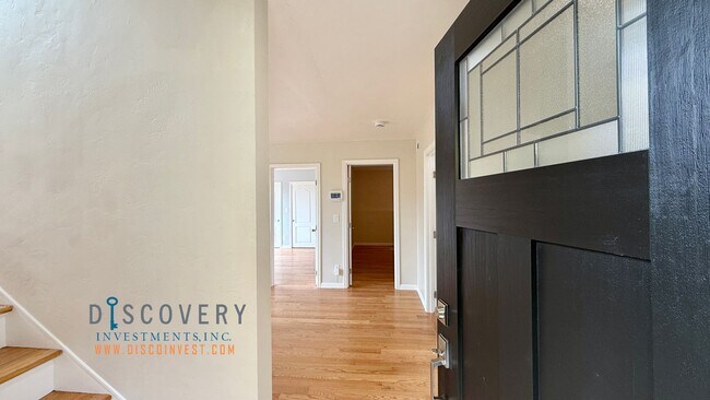 Foto del edificio - 4 Bedroom Mid-Century Oakmore Home With Views of Bay