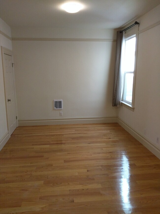 Living Room (View 1) - 30 Auburn St
