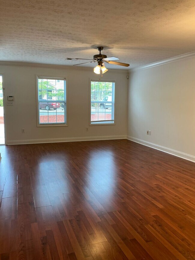 Foto del edificio - 2 BR 2.5 BA Condo in Gated Community- Mall...