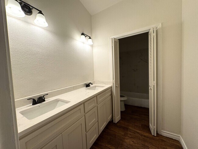 Foto del edificio - 777 Clouse Dr