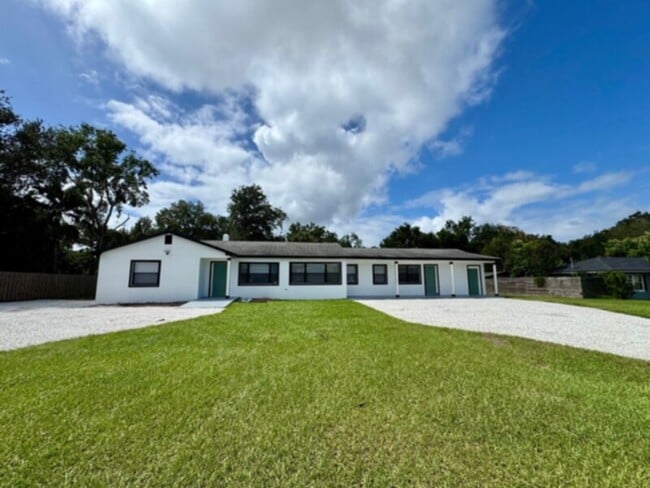 Building Photo - Completely Renovated 3 Bedroom Triplex wit...
