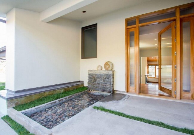 Building Photo - 4 Bed, 5 bath home with stunning ocean vie...