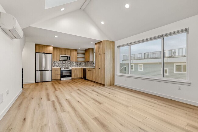 Foto del edificio - New Construction 2Bed/2Bath with Roof Top View of Green Lake!