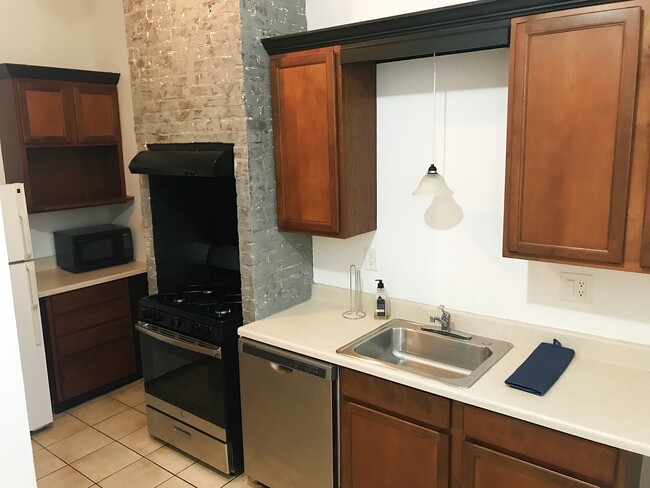 Kitchen - 300 Robert St