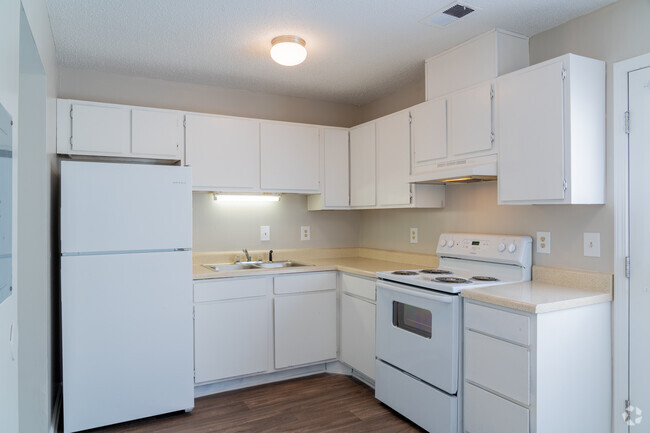 513 - 2BR 1.5BA 894SF Kitchen - Maple Ridge Apartments