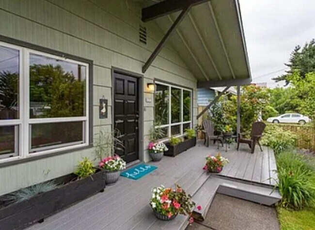 Foto del edificio - Arbor Lodge Bungalow with Hardwoods, Attac...