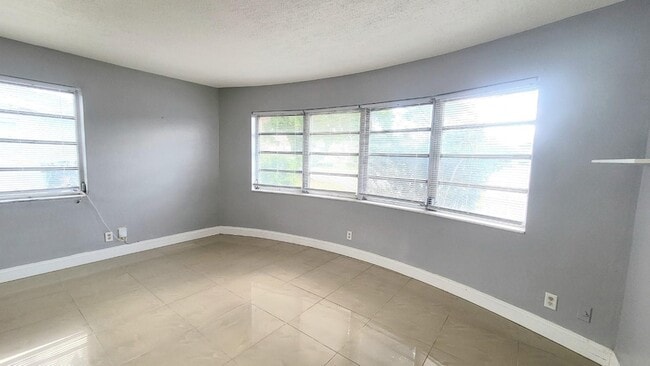 Foto del edificio - 1821 NE 56th St