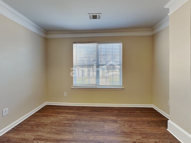 Building Photo - 107 Elba Dr