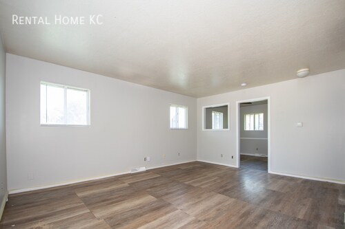 Building Photo - 3-bed/1-bath Split Level Duplex  #804