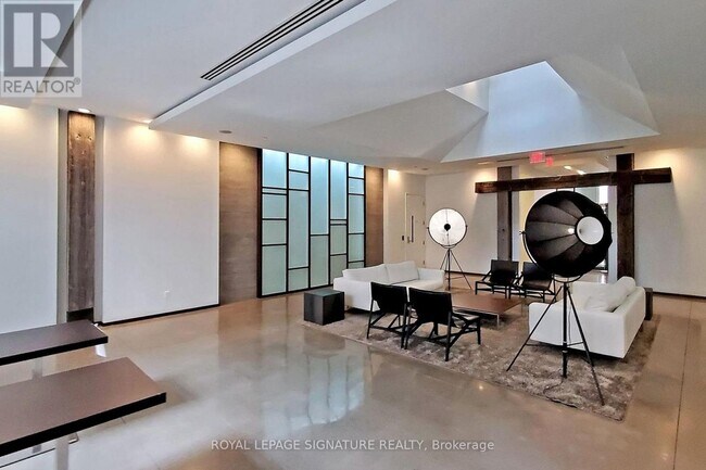 Photo du bâtiment - 1030 King St W