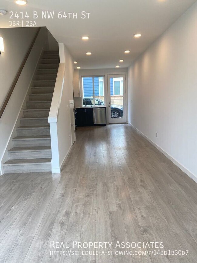 Building Photo - Updated townhouse with Views!