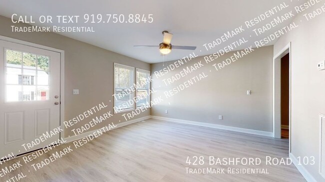 Foto del edificio - Modern, Renovated 4 bedroom Townhome