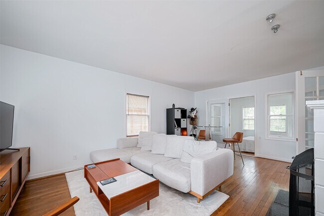 Foto del edificio - 2163 University Blvd