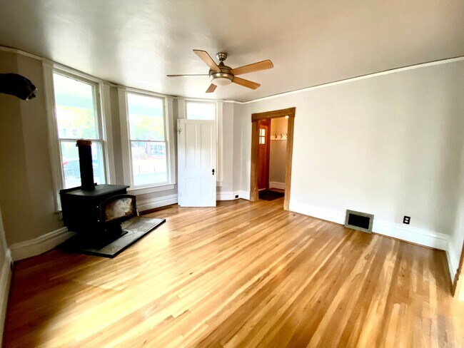 Building Photo - 2500 Square Foot 3 Bedroom 2.5 Bath Home i...
