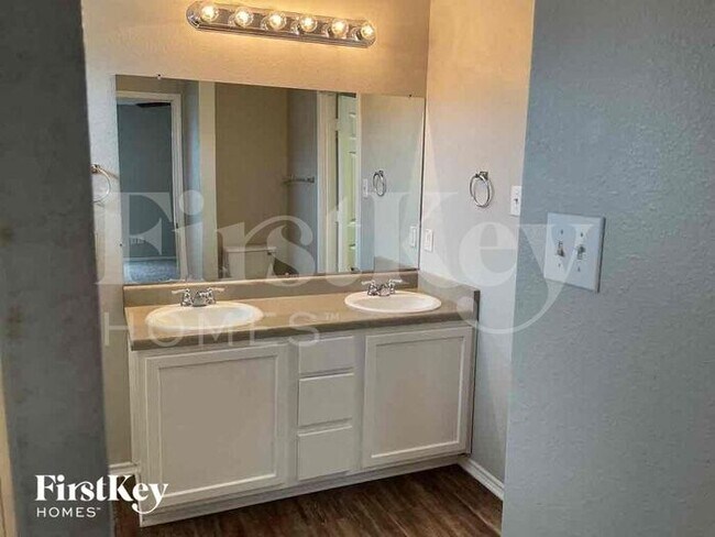 Building Photo - 539 Reba