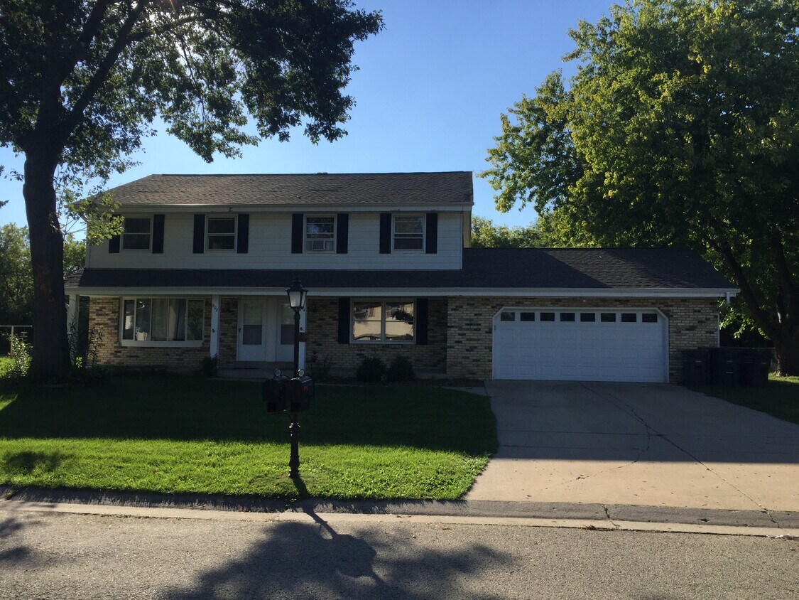 906 Hancock Ct, Oconomowoc, WI 53066 Townhome Rentals in Oconomowoc