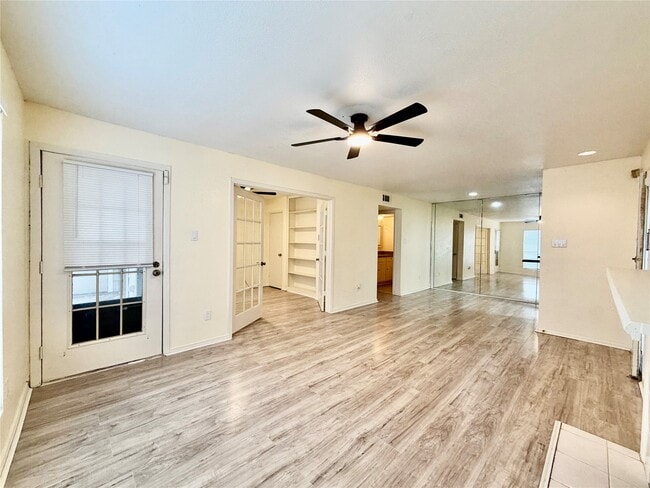 Building Photo - 2120 Wilcrest Dr