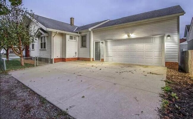 Foto del edificio - 3 bedroom in CANTON OH 44710