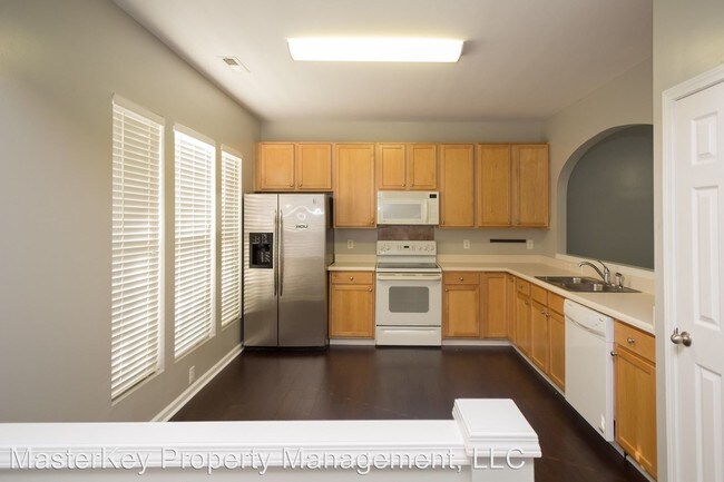 Building Photo - 3 br, 2.5 bath House - 302 Walnut Woods Drive